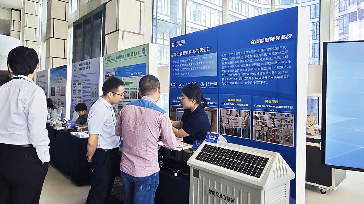 数字赋能石化电缆运维，长缆智能青岛展会获瞩目-与意向客户交流