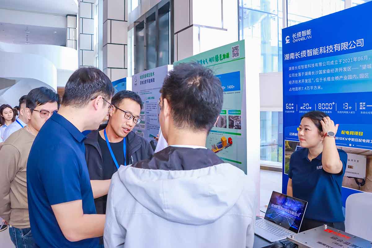数字赋能石化电缆运维，长缆智能青岛展会获瞩目-被参访人员围观讨论