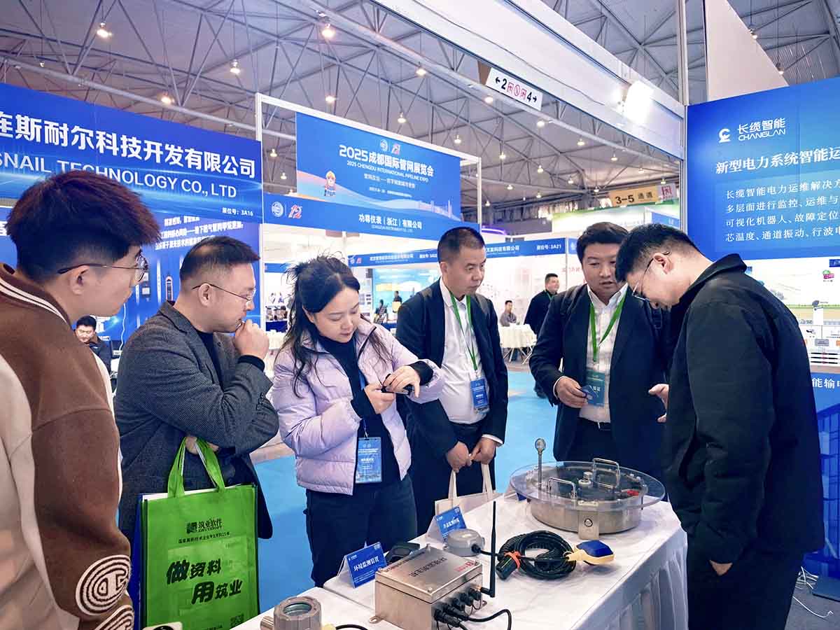 数字赋能城市生命线运维,长缆智能亮相成都国际管网展与参访人员交谈
